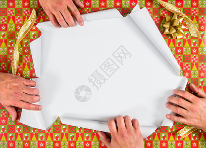 四只手打开的包裹圣诞礼物图片