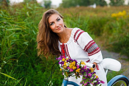 河边年轻漂亮的女人站在乌克兰民族传统服饰或礼图片