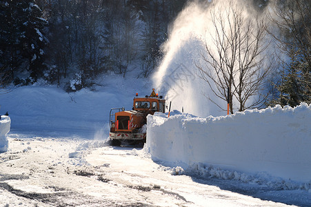 在路上在山上的吹雪机拖拉机图片