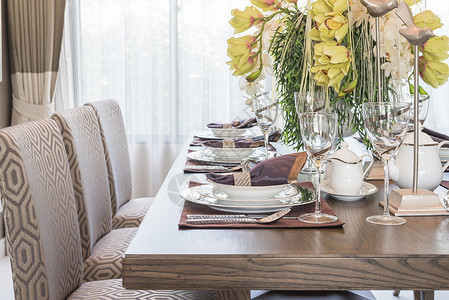 木制餐厅的餐桌布置与花瓶室内设计图片
