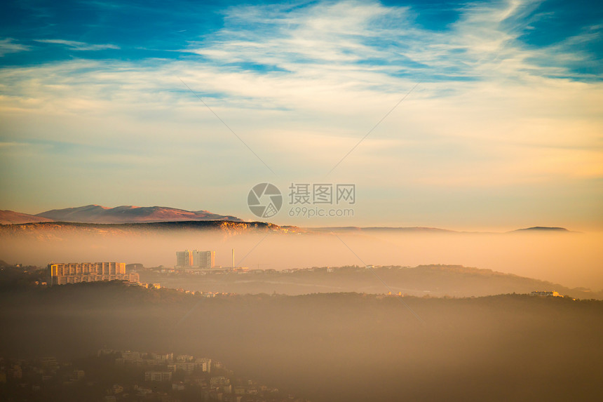 太阳在里雅斯特市下山而图片