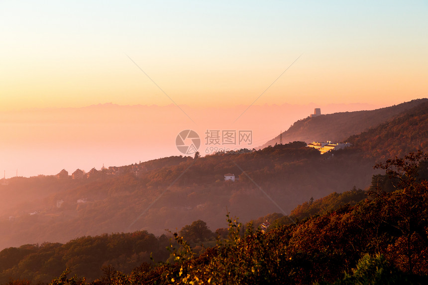 太阳在里雅斯特市下山而图片