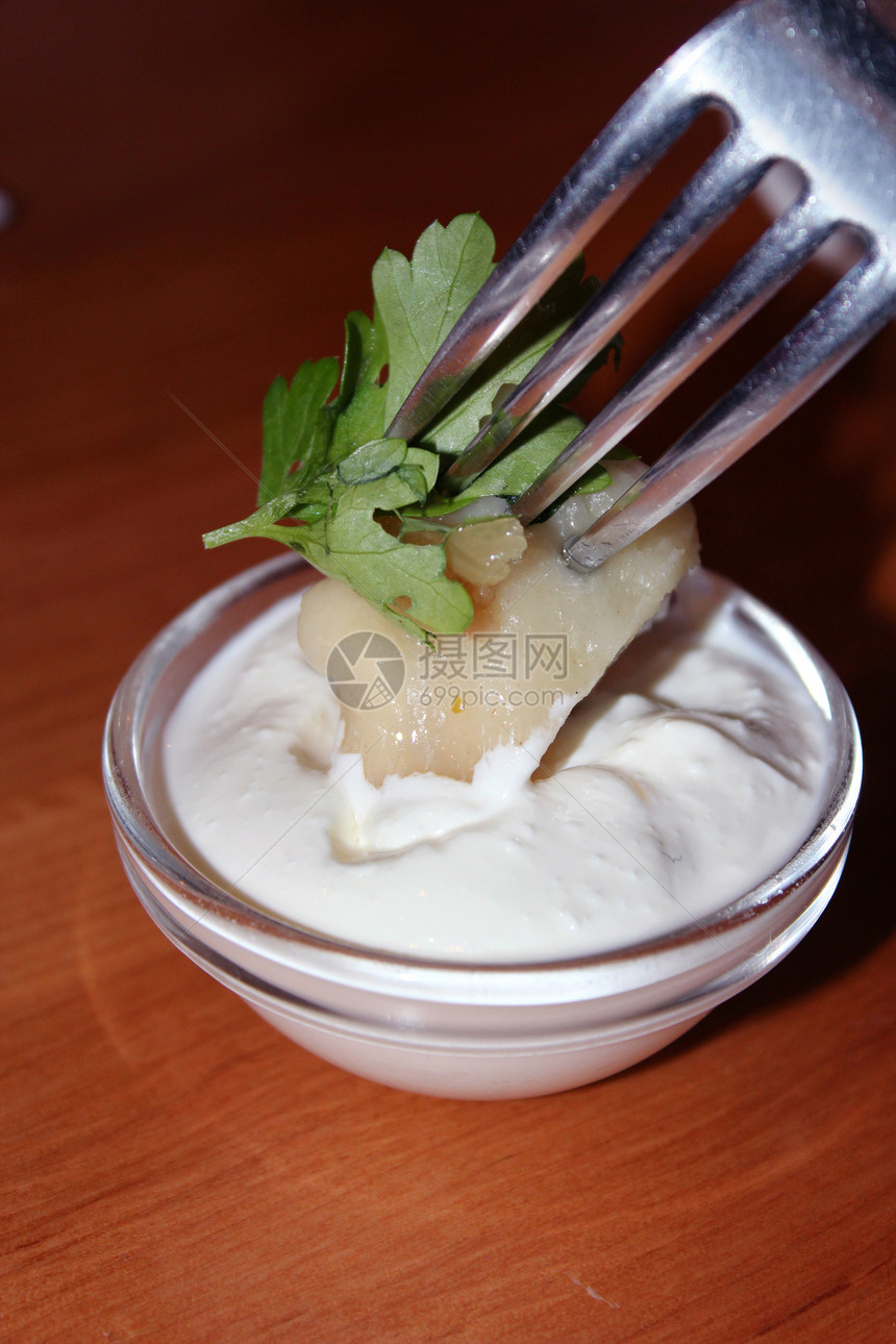 叉子蘸上酸奶油的饺子图片