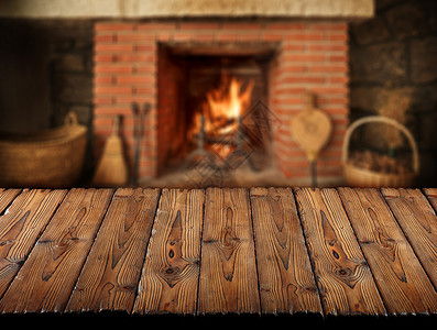 壁炉前的木制sltas桌子冬季背景图片