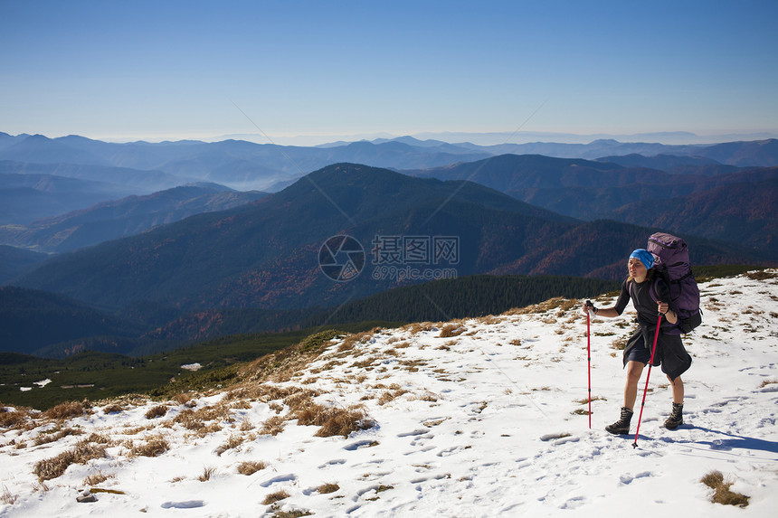 背着书包的女孩在山里旅行图片