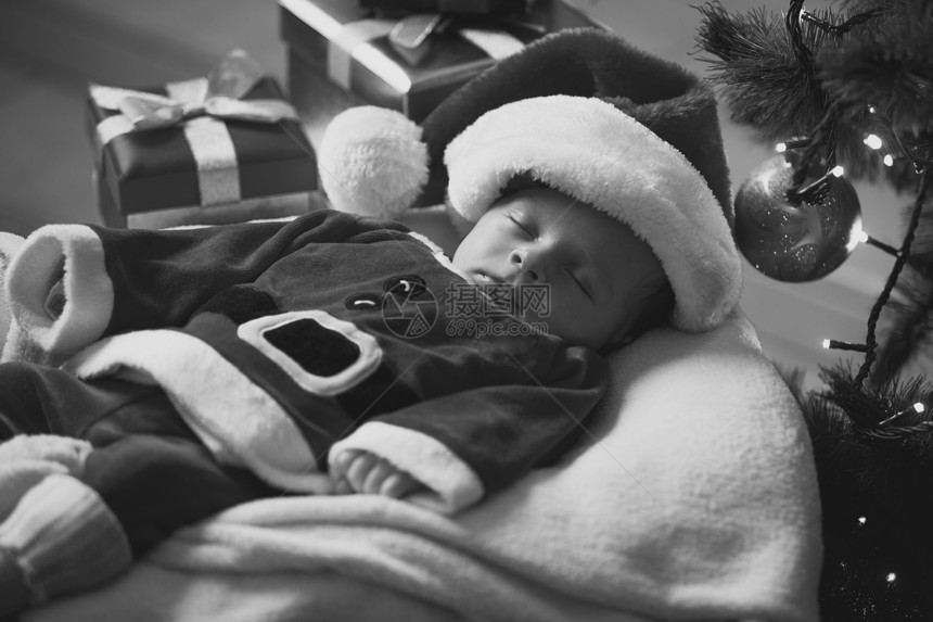 穿着圣诞老人服装的睡着婴儿图片