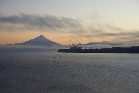 智利南部Llanquihue湖边缘的雪冠火山Osorno图片