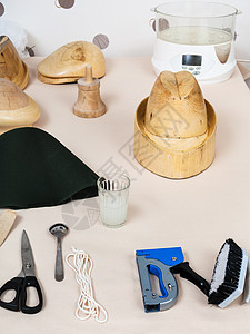 高山毡帽制作车间桌上制帽工具和设备图片