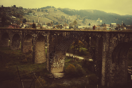 站在古桥上的情侣图片