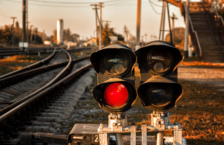 交通灯在铁路上显示红色信号图片