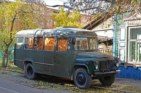 旧苏维埃客车KAVZ685在木图片
