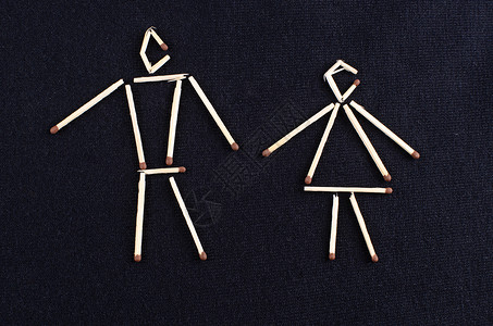 男和女形象在深色针织表面上布置火柴棍背景图片