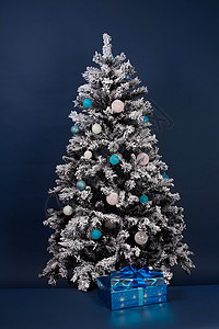 深蓝色圣诞树装饰带礼盒背景图片