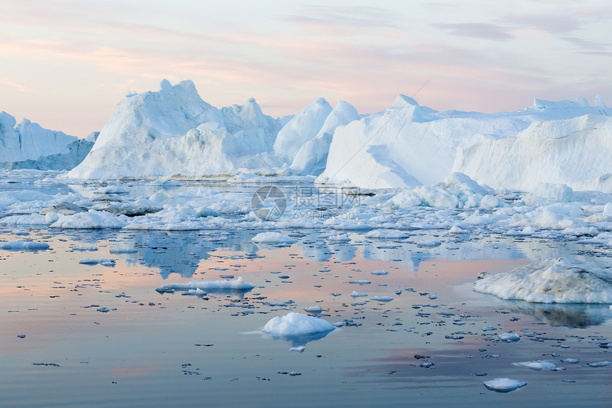 格陵兰的自然和风景乘坐科学船在冰层之间旅行研究全球变暖现象不寻常的形状和颜图片
