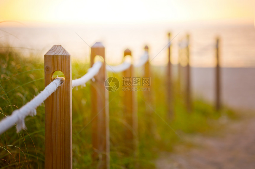 在日出或日落时分图片