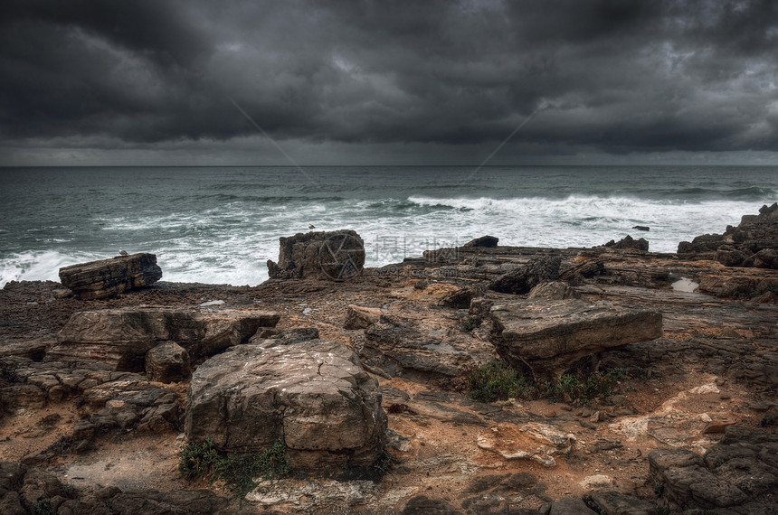 风暴的海景表面有岩石图片