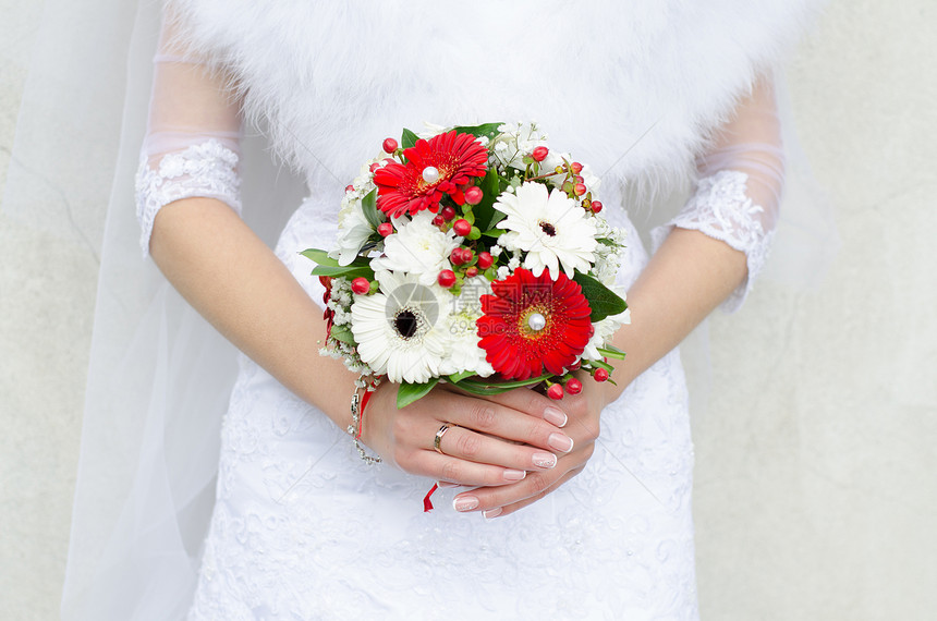 穿着婚纱的新娘新娘手中的鲜花图片