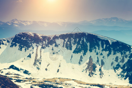 在阳光下发光的白雪山峰的壮丽景色戏剧早晨场景喀尔巴阡图片