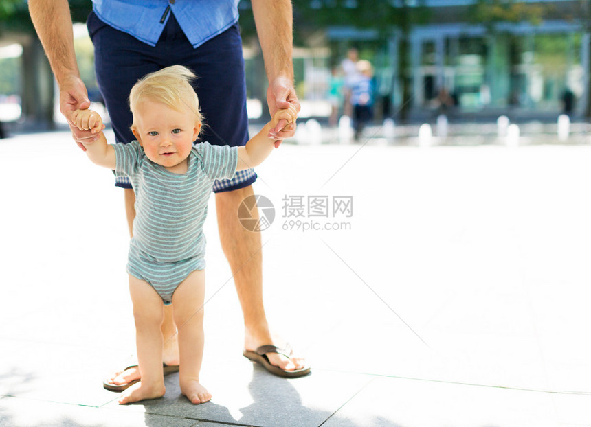 婴儿在父亲帮助图片