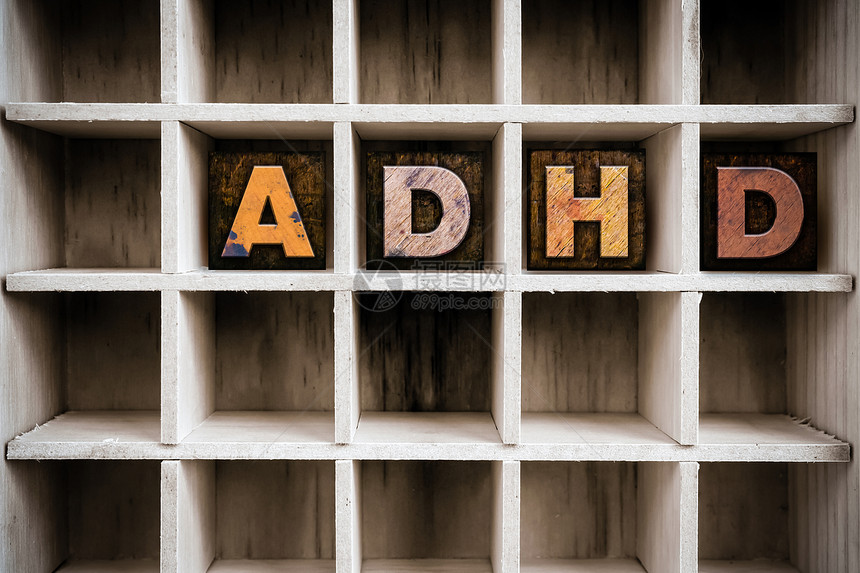 ADHD一词是用旧墨水涂在隔绝打印机抽屉中的木质纸图片
