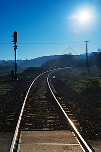 在蓝天的曲线铁路图片