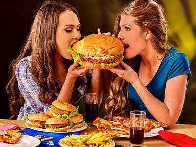 女孩用两面咬汉堡吃大三明治的女孩快速图片