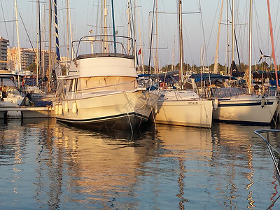 游船在日落时停靠在码头图片