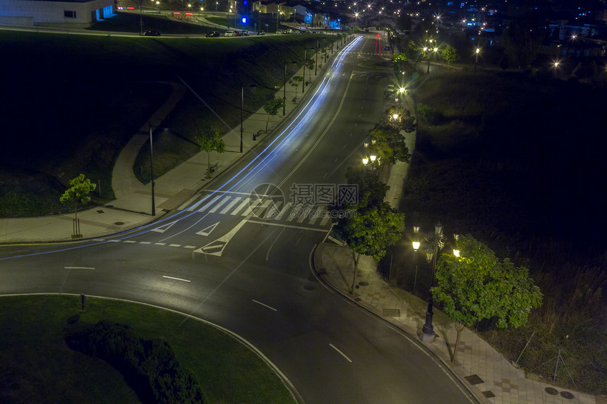 西班牙奥维耶多市街道的夜景图片