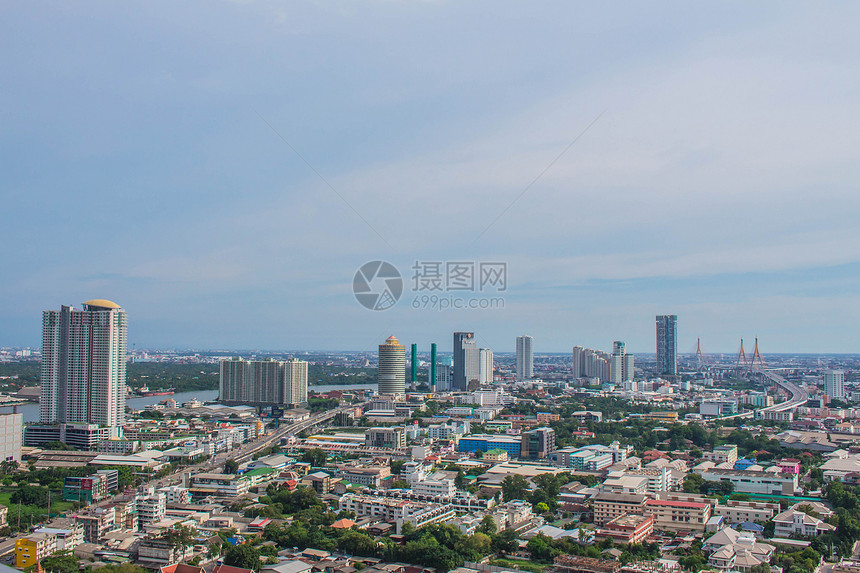 黑暗天空中大气的图片