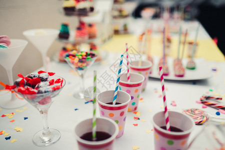 在派对或婚礼庆祝活动上糖果罐和甜图片