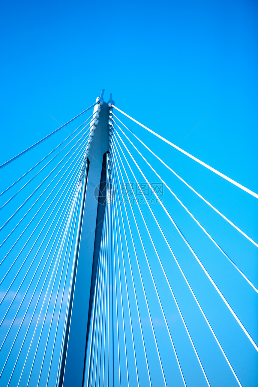对蓝天的吊桥上面图片