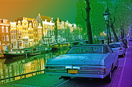 在荷兰阿姆斯特丹运河附近的时尚古老汽车图片