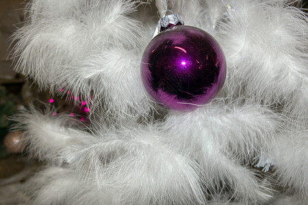 圣诞树上的球装饰图片