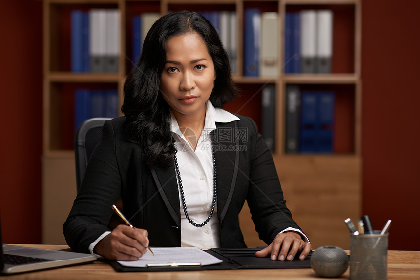 印度尼西亚女律师在工作单图片