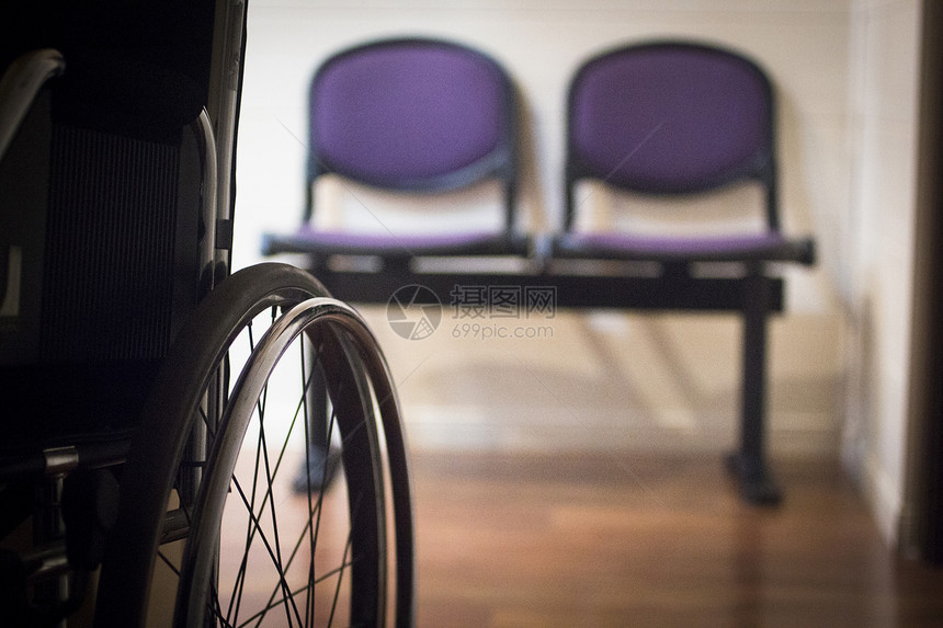 医院诊所医疗中心候诊室的轮椅图片