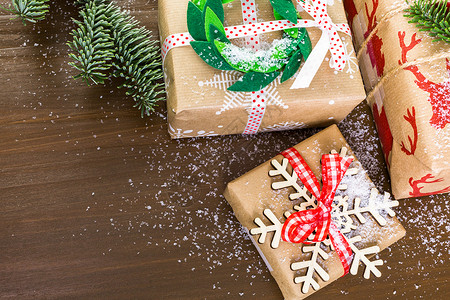 圣诞礼物包装在棕色纸背景图片