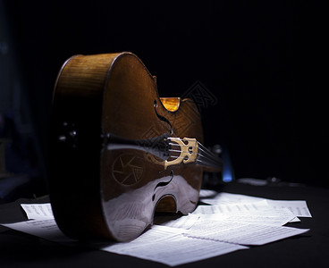 木制背景上的老式大提琴图片