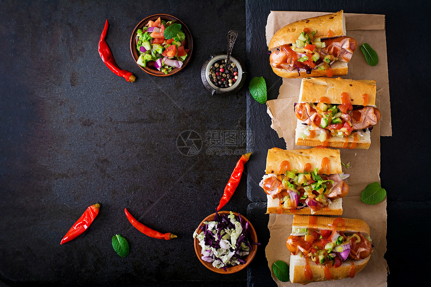 热狗带墨西哥沙萨的三明治图片