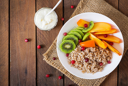 新鲜水果和红莓粥健康早餐适当营养膳食菜图片