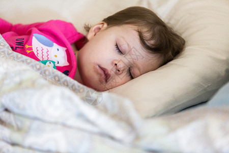 睡在她父母床上的女婴图片