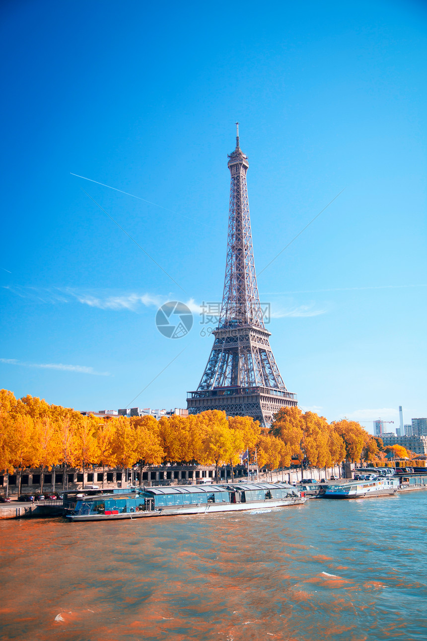 巴黎塞纳与埃菲尔塔在秋季天在巴黎前往欧图片
