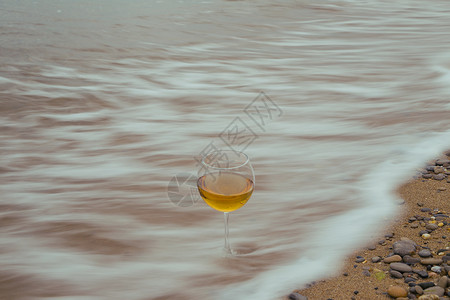 坐在沙滩上的浪漫的酒杯秋天图片