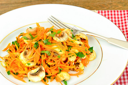 健康和饮食沙拉胡萝卜蘑菇图片