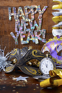 新年快乐装饰口袋手表和面具在黑暗的图片