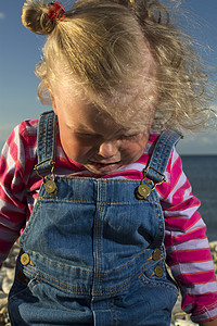 海边哭泣的小女孩海边的暑假图片