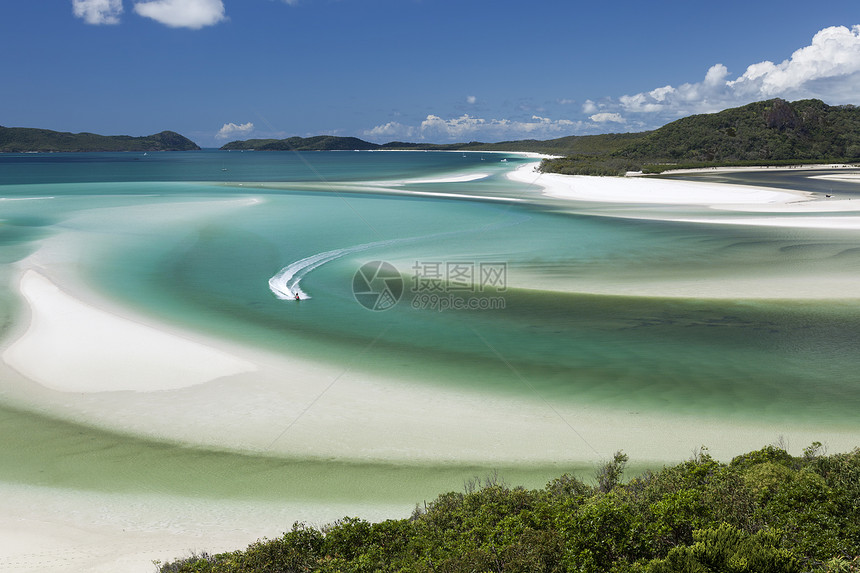 从澳大利亚昆士兰Whitsunday岛水域的海浪跑者HillIn图片