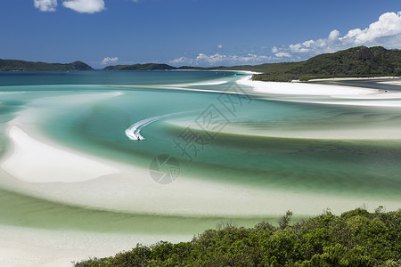 从澳大利亚昆士兰Whitsunday岛水域的海浪跑者HillIn图片