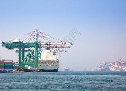 大型集装箱船在高雄港卸货图片