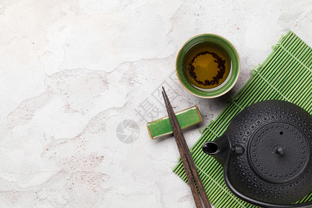 亚洲茶碗和茶壶在石桌上方带有复制空图片