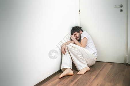 孤独悲伤的男人患有抑郁症图片